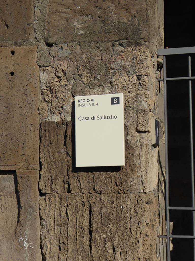 VI.2.4 Pompeii. January 2017. Detail of facade on north side of entrance doorway.
Foto Annette Haug, ERC Grant 681269 DÉCOR.
