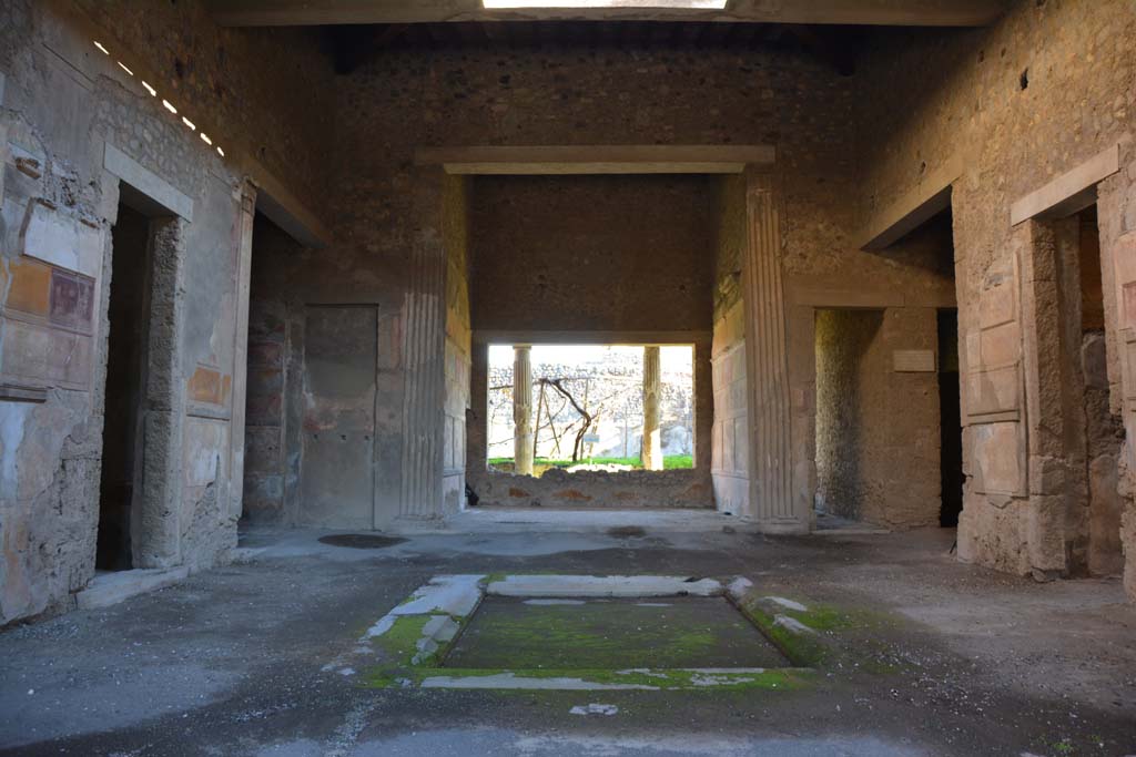 VI.2.4 Pompeii, December 2017. Looking east across impluvium in atrium. 
Foto Annette Haug, ERC Grant 681269 DÉCOR.
