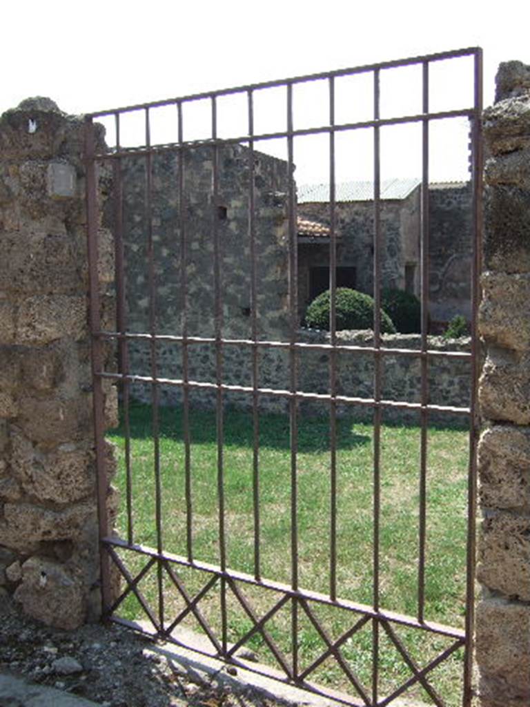 VI.2.31 Pompeii. September 2005. Entrance. Looking west towards small garden.