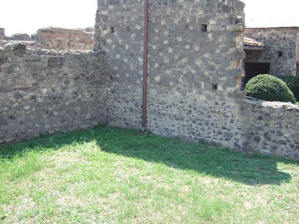 VI.2.31 Pompeii. September 2005.  Room on east side of small garden.