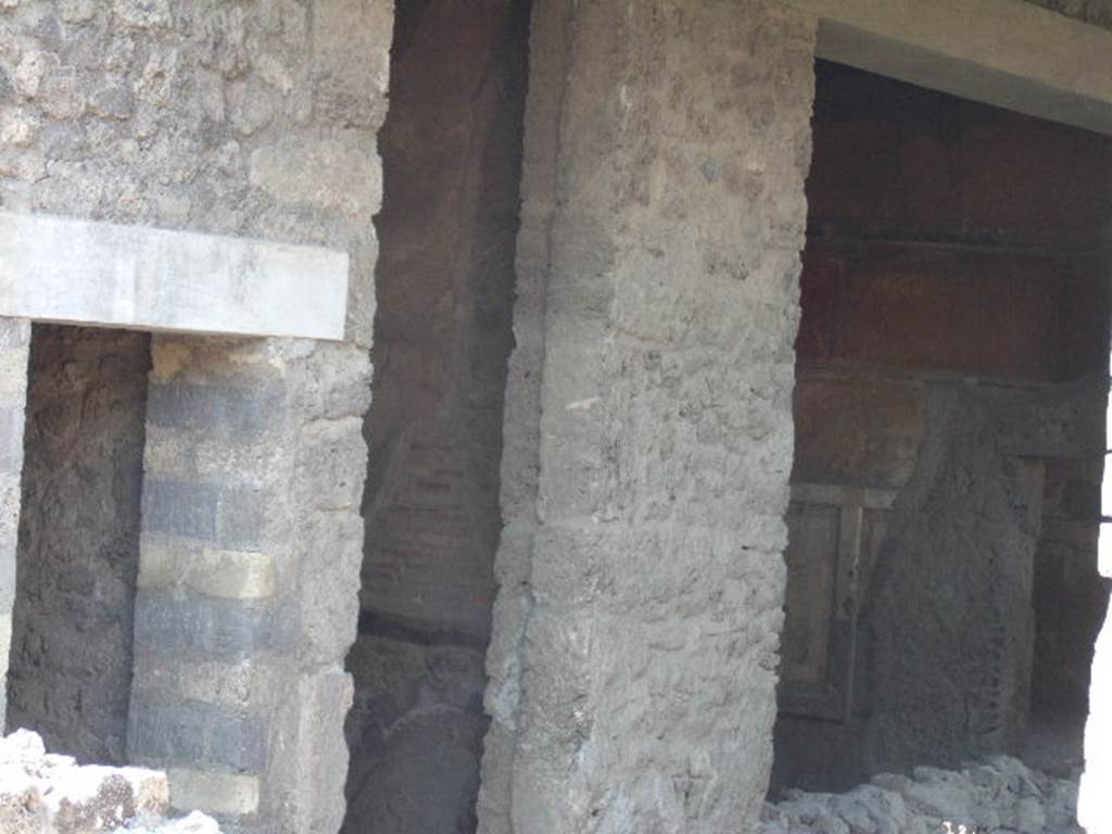 VI.2.31 Pompeii. May 2006. Looking towards small room, east end of corridor to atrium, and tablinum, from rear entrance.