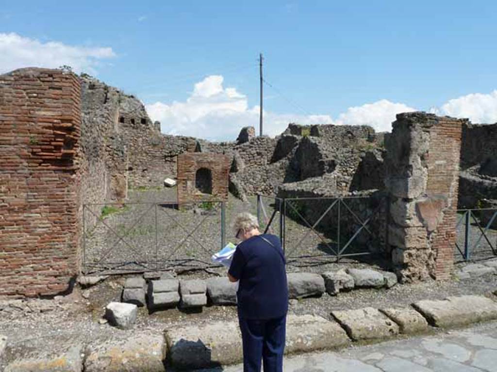 VI.3.10 Pompeii. May 2010. Entrance on Via Consolare. Looking east.
According to Eschebach, CIL IV 106 was found here.
According to Epigraphik-Datenbank Clauss/Slaby (See www.manfredclauss.de), it read as -   Suettium      [CIL IV 106]
