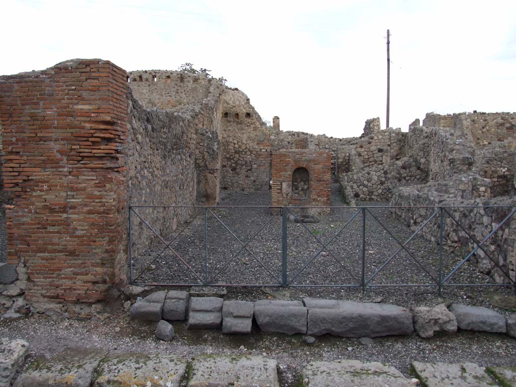 VI.3.10 Pompeii, on left with grooved sill and VI.3.11 on right. December 2007.