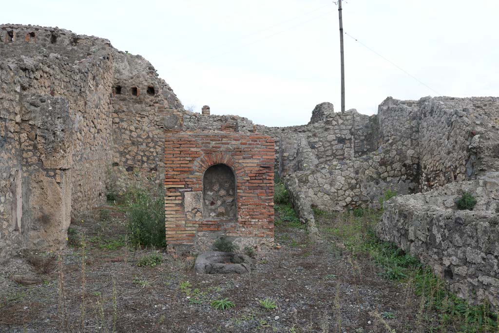 VI.3.10 Pompeii. December 2018. Looking towards Lararium on east side of workshop. Photo courtesy of Aude Durand.