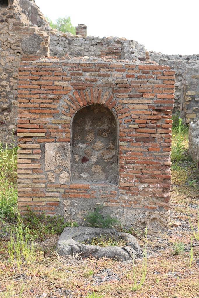 VI.3.10 Pompeii. December 2018. 
Lararium on east side of workshop. Photo courtesy of Aude Durand.
