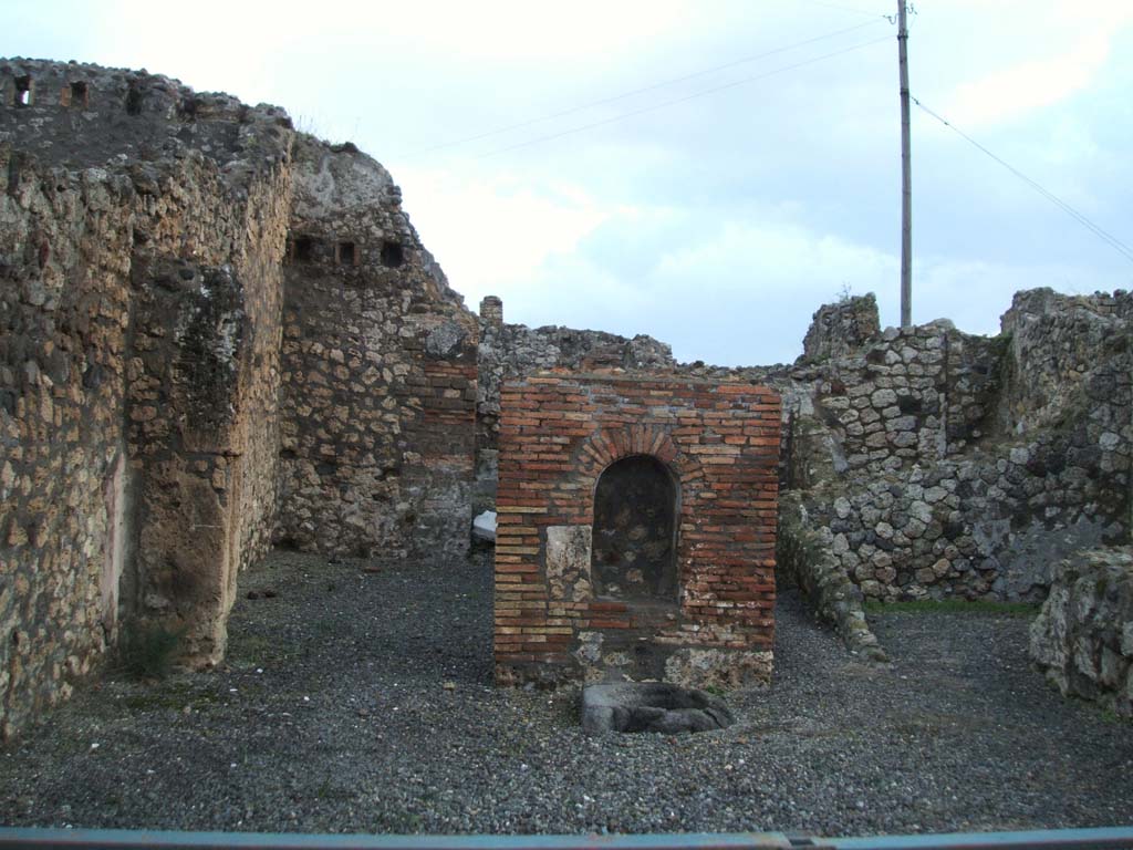 VI.3.10 Pompeii. December 2004. Rear room, lararium, well and corridor to rear.