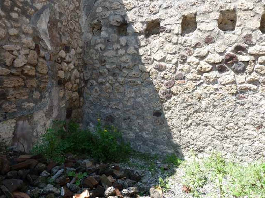 VI.3.10 Pompeii. May 2010. Workshop and dormitory on north side of yard.