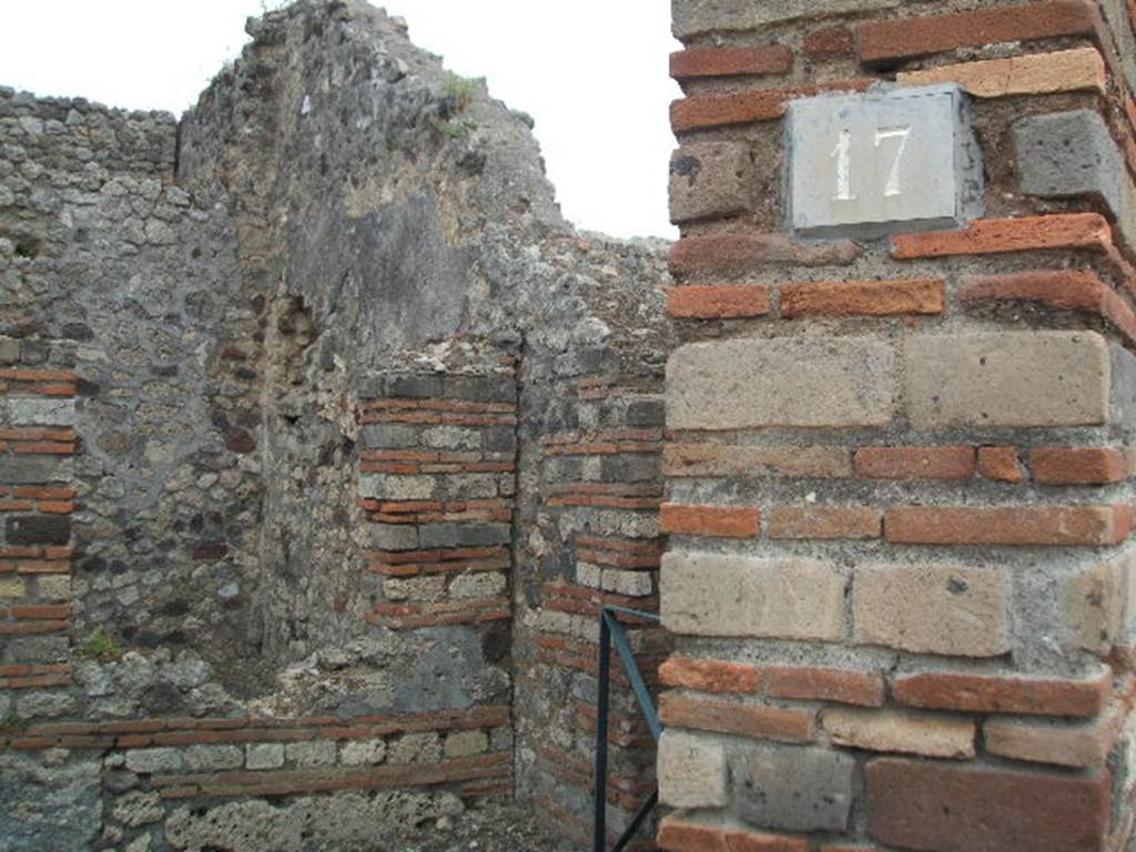 VI.3.17 Pompeii. May 2005. Looking south-east from entrance doorway