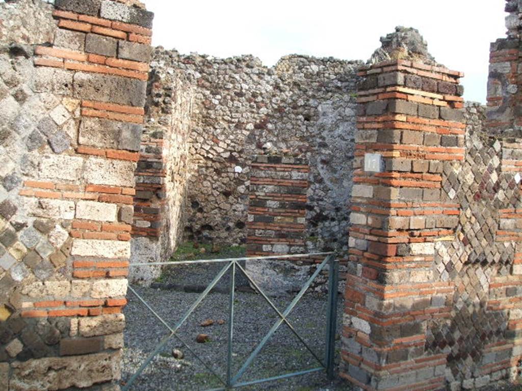 VI.3.17 Pompeii. December 2004. Looking east from entrance doorway.