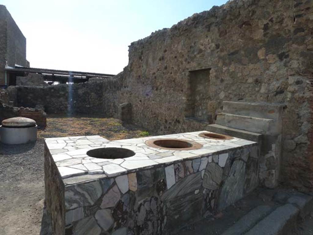 VI.4.8 Pompeii. September 2015. Looking west.