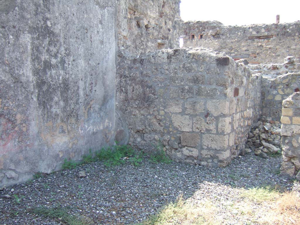 VI.7.3 Pompeii. September 2005. Room 9, south-west corner of oecus.