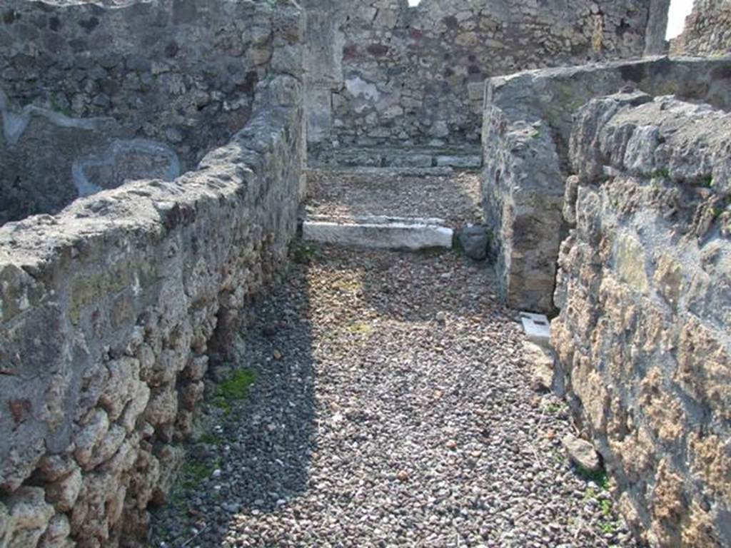 VI.7.3 Pompeii. March 2009.  Looking west along entrance corridor or fauces, with marble step to Vicolo della Fullonica.
