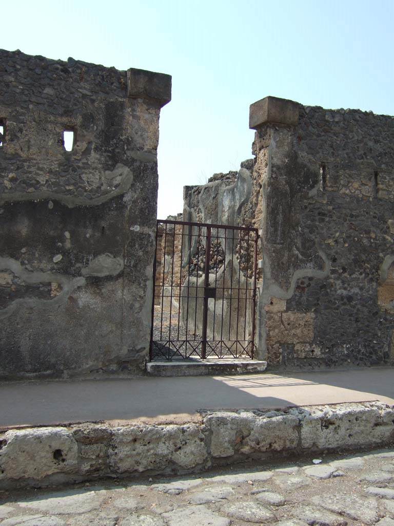 VI.7.19 Pompeii. May 2006. Entrance.
According to Della Corte, living in this house would have been a certain Fabius Tyrannus.
He thought this was proved by the two recommendations written on the left of the doorway which were –

Fabius rog(at)    [CIL IV 217]

(Fabius) Tyrannus rog(at)    [CIL IV 224]

On the right side of the doorway was found–
(Fabius) Tyrannus cupiens fecit cum Sodales (sic)    [CIL IV 221]
See Della Corte, M., 1965. Case ed Abitanti di Pompei. Napoli: Fausto Fiorentino. (p.46)
