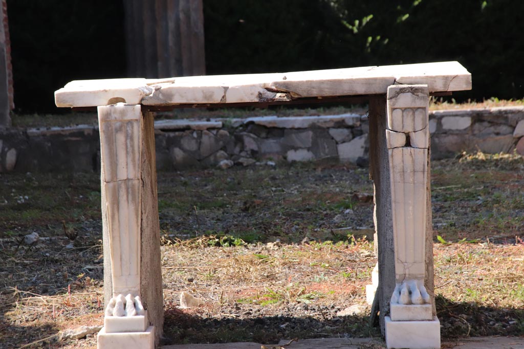 VI.7.19 Pompeii. October 2022. Marble table on west side of impluvium in atrium. Photo courtesy of Klaus Heese. 