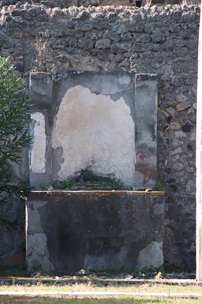 VI.7.20 Pompeii. October 2022.
Looking west to altar in peristyle. Photo courtesy of Klaus Heese. 
