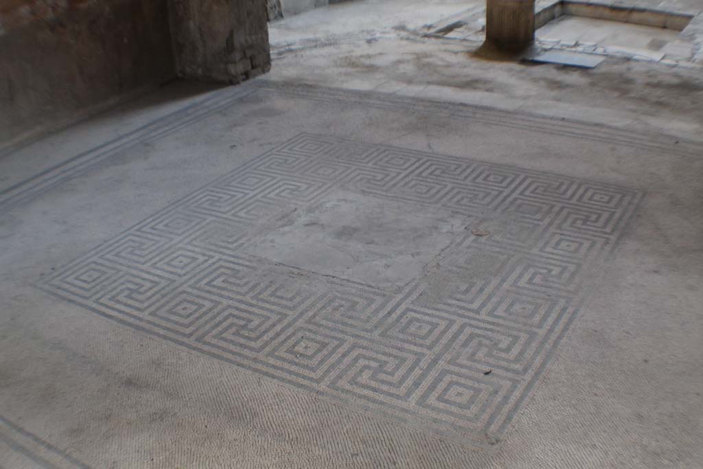 VI.8.3/5 Pompeii. March 2014. Room 6, tablinum with mosaic floor, linking VI.8.3 to VI.8.5.
In the centre would have been a mosaic panel (emblema) showing actors making preparations for the stage, see below.
Now in Naples Archaeological Museum, inventory number 9986.
Foto Annette Haug, ERC Grant 681269 DÉCOR.

