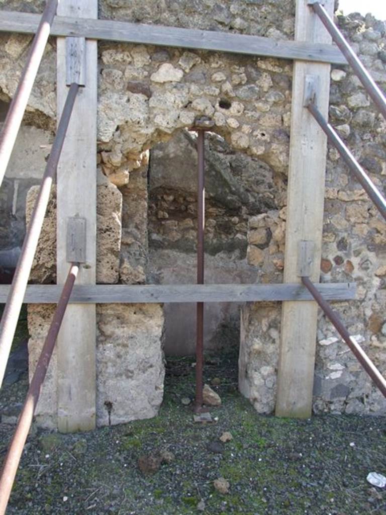 VI.8.20 Pompeii. March 2009. Doorway into room 13, small room under stairs, from peristyle.
