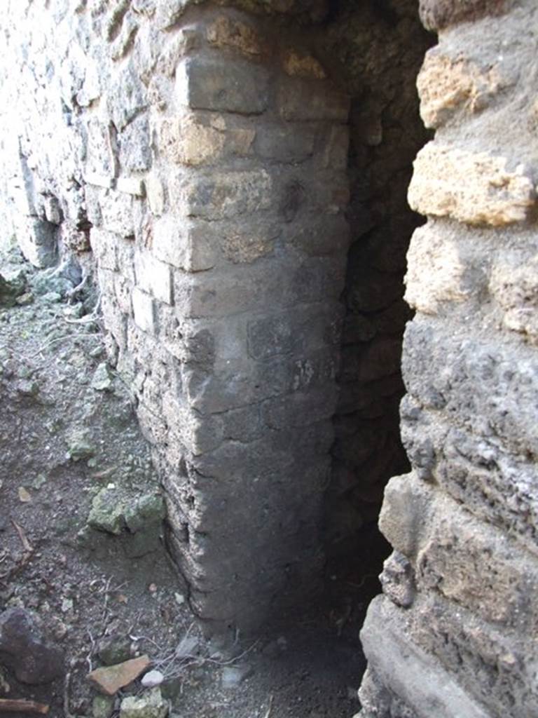 VI.8.22 Pompeii.  March 2009.  Room 7.  Door in south wall, from corridor.  Looking east.