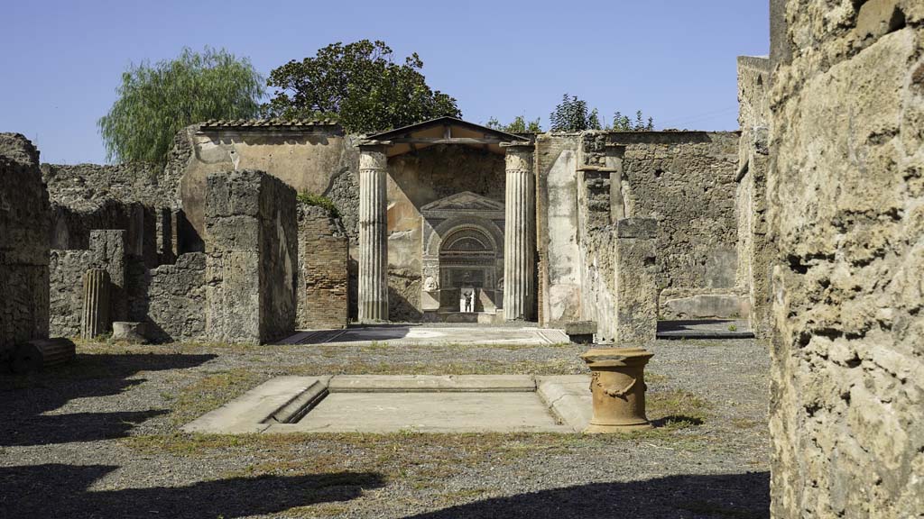 VI.8.22 Pompeii. August 2021. Looking west from entrance corridor, across atrium and impluvium. Photo courtesy of Robert Hanson.

