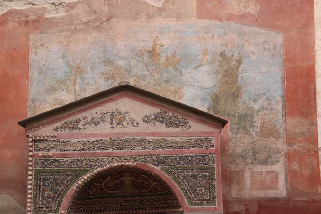 VI.8.23 Pompeii. September 2017. Fountain against west wall, with detail of painted wall above.
Photo courtesy of Klaus Heese.
