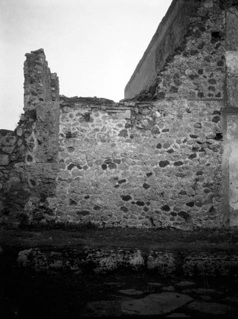 231222 Bestand-D-DAI-ROM-W.631.jpg
6.9.1 Pompeii. W631. Façade wall on Via Mercurio in south-west corner, adjoining with the peristyle wall of VI.9.2. At the rear of this wall would be cubiculum room 16.
Photo by Tatiana Warscher. With kind permission of DAI Rome, whose copyright it remains. 
See http://arachne.uni-koeln.de/item/marbilderbestand/231222 
