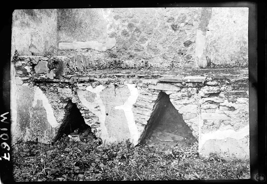 VI.9.7 Pompeii. W1067. Room 4, hearth in kitchen.
Photo by Tatiana Warscher. Photo © Deutsches Archäologisches Institut, Abteilung Rom, Arkiv. 
