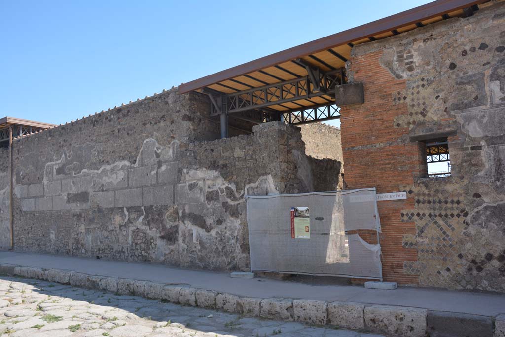 VI.9.7 Pompeii. July 2017. Looking north along exterior front facade on north and south sides of entrance doorway.
Foto Annette Haug, ERC Grant 681269 DÉCOR.

