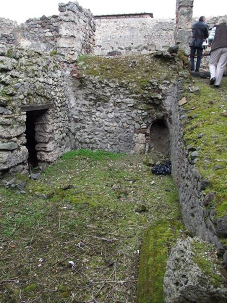 VI.9.10 Pompeii. March 2009. Looking towards east towards entrance at top of corridor/ramp.