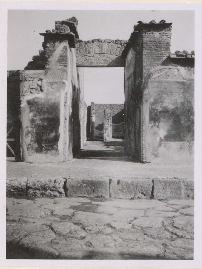 VI.10.2 Pompeii. Pre-1942. Looking east to entrance doorway on Via di Mercurio.
See Warscher, T. 1942. Catalogo illustrato degli affreschi del Museo Nazionale di Napoli. Sala LXXIX. Vol.1. Rome, Swedish Institute
