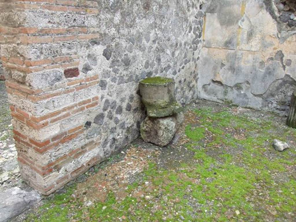 VI.10.6 Pompeii.  March 2009.  Room 14.  Exedra.  South wall.