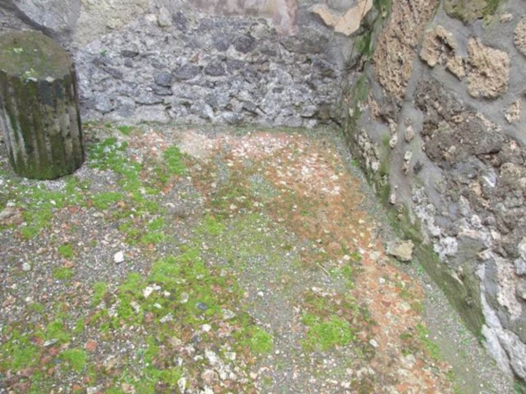 VI.10.6 Pompeii. March 2009. Room 14, remains of red and white floor in exedra.