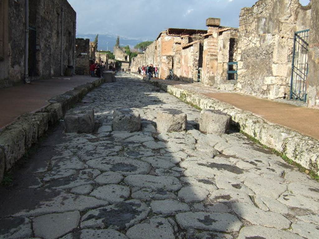 VI.8 Pompeii. December 2005.  Viaa di Mercurio, looking north.      VI.10.6. 