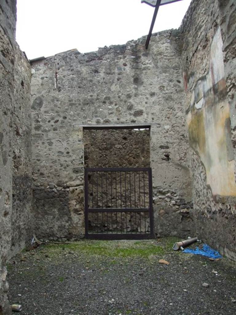 VI.10.11 Pompeii. March 2009. Room 16, looking at south wall of oecus.  