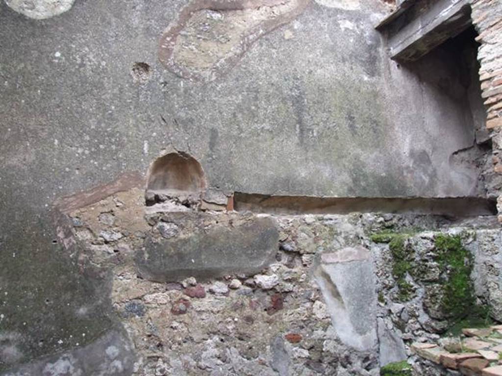 VI.11.9 Pompeii. March 2009. Room 13, west wall of kitchen with niche.