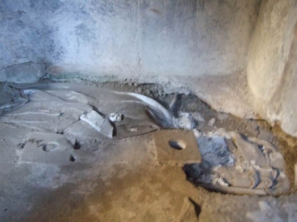 VI.11.9 Pompeii. December 2007. Room 22, south-west corner of south side, showing hypocaust floor supports in caldarium.