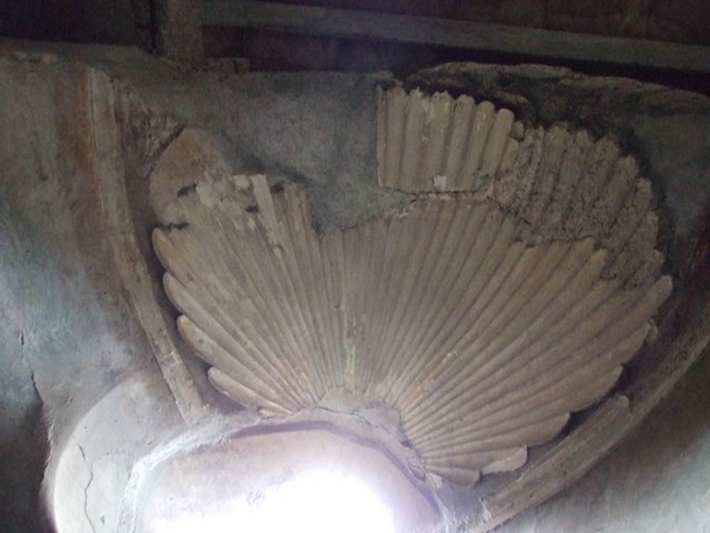 VI.11.9 Pompeii. December 2006. Room 22, plaster detail of shell in west end window alcove in caldarium.