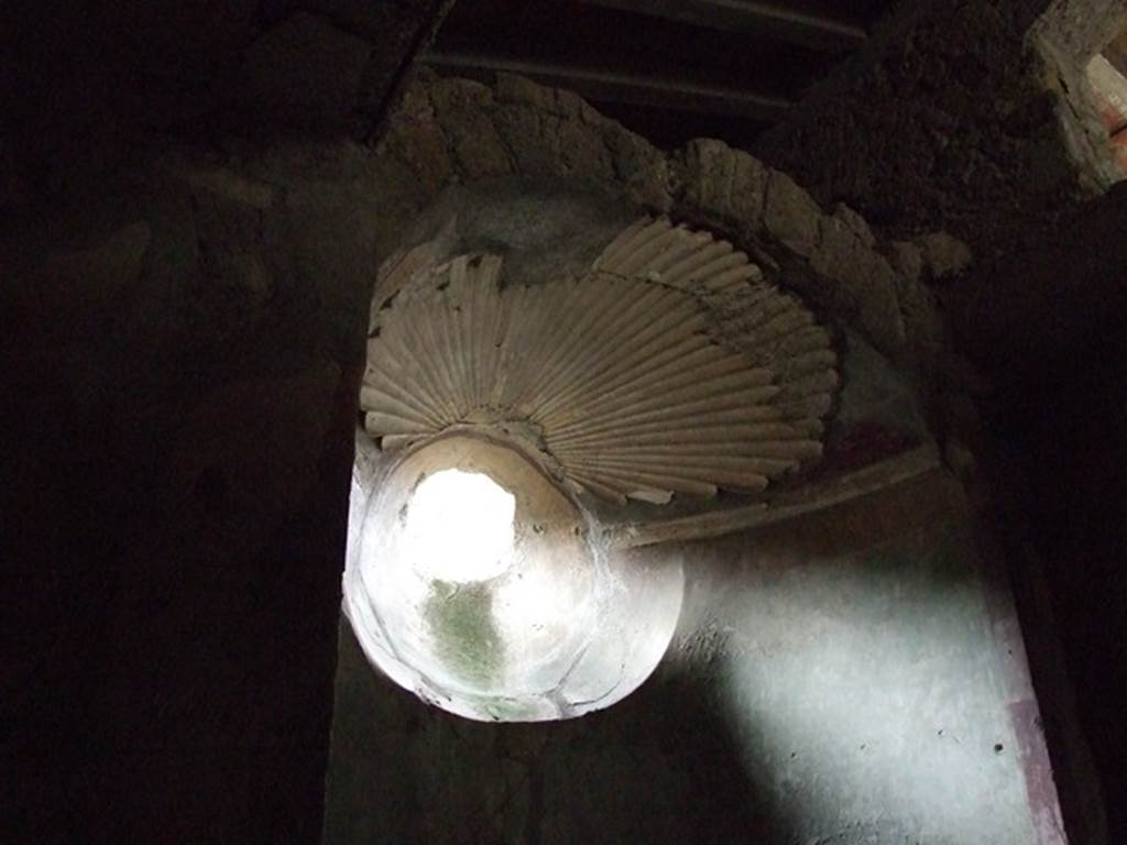 VI.11.9 Pompeii.  December 2006. Room 22, plaster detail in window alcove in west end of caldarium.
