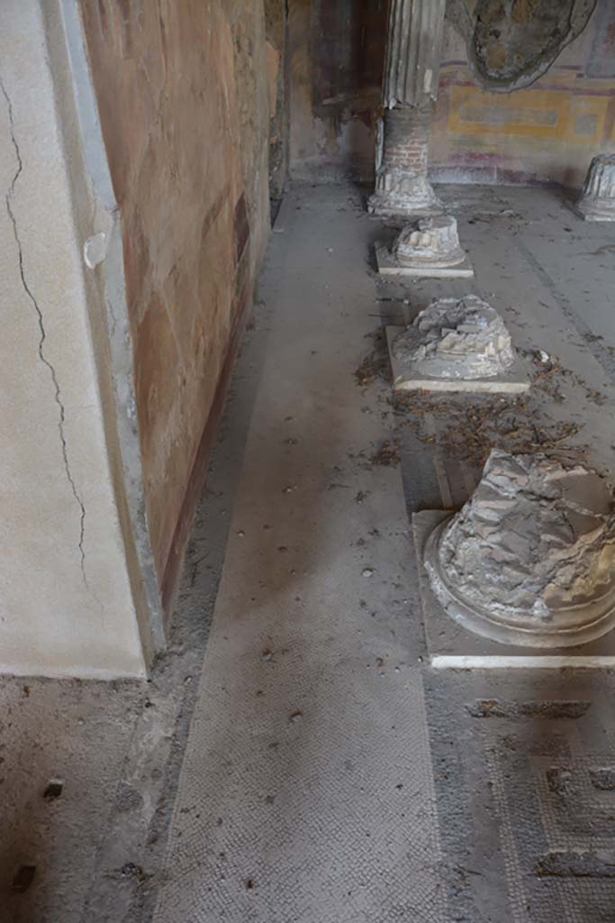 VI.11.10 Pompeii. October 2017. 
Room 43, looking north through small doorway to area at rear of columns.
Foto Annette Haug, ERC Grant 681269 DÉCOR
