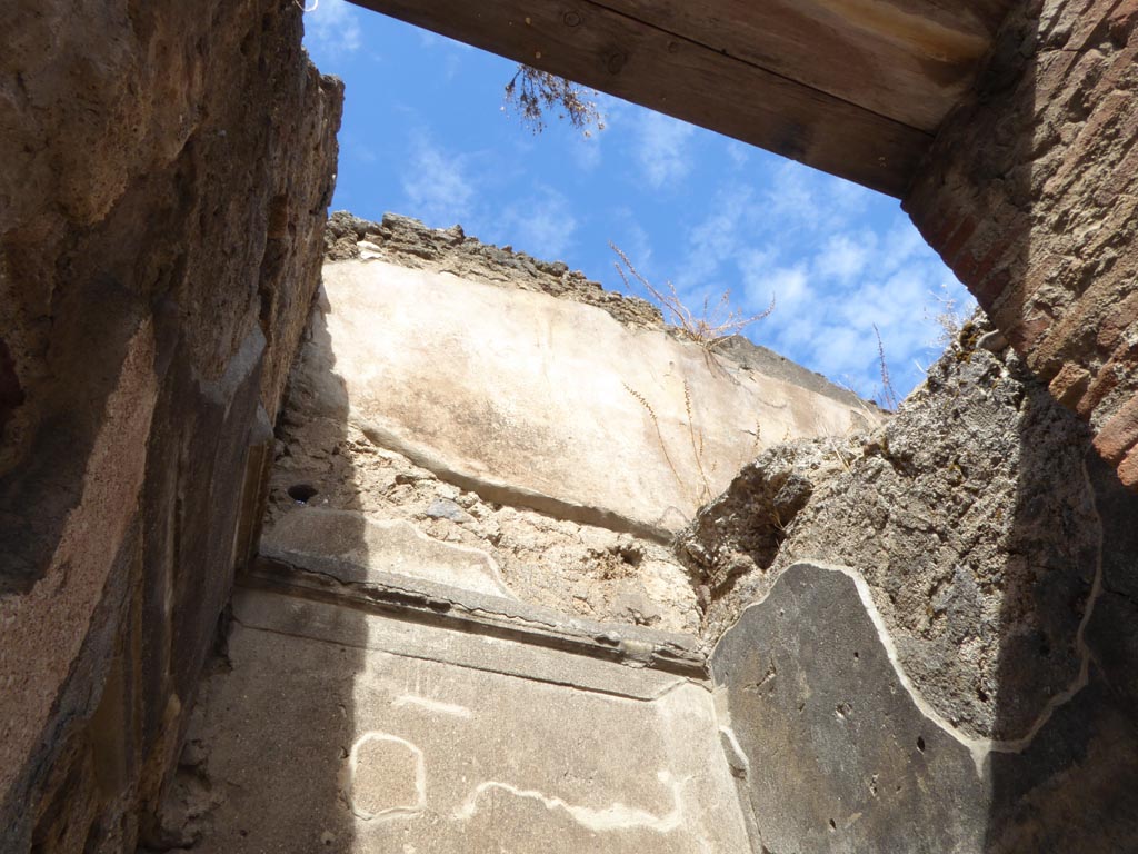 VI.12.2 Pompeii. September 2015. Looking towards upper north wall of small room.
Foto Annette Haug, ERC Grant 681269 DÉCOR.
