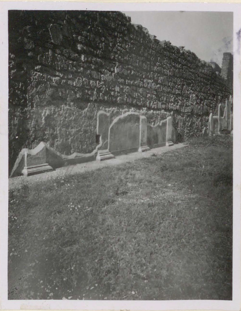 VI.12.2 Pompeii. Pre-1943. Looking north along west wall of rear peristyle.
According to Warscher –
The west wall featured a row of false pillars which were an integral part of the wall decoration.
(La parete occidentale presenta una fila di finti pilastri che era parte integrante della decorazione parietale.)
See Warscher, T. (1946). Casa del Fauno, Swedish Institute, Rome. (p.50, n.70).
