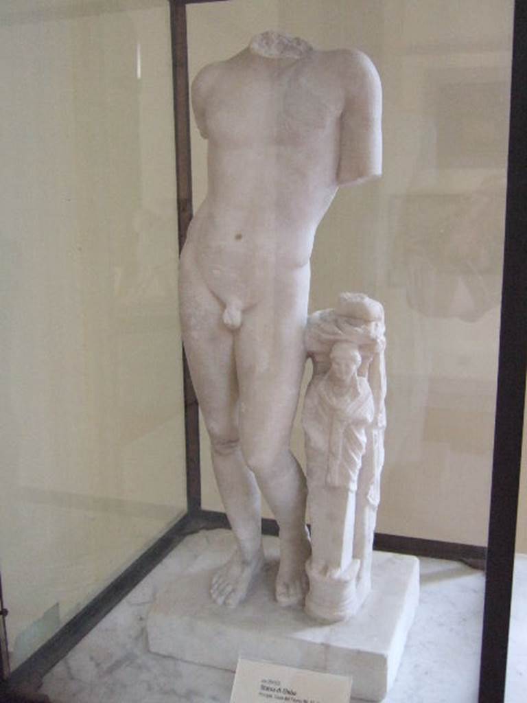 VI.12.2 Pompeii. Marble statue,found 14th June 1832 in centre of garden. Now in Naples Archaeological Museum. Inventory number 264923.
See Pagano, M. and Prisciandaro, R., 2006. Studio sulle provenienze degli oggetti rinvenuti negli scavi borbonici del regno di Napoli. Naples : Nicola Longobardi. (p.146)  PAH II, 254
