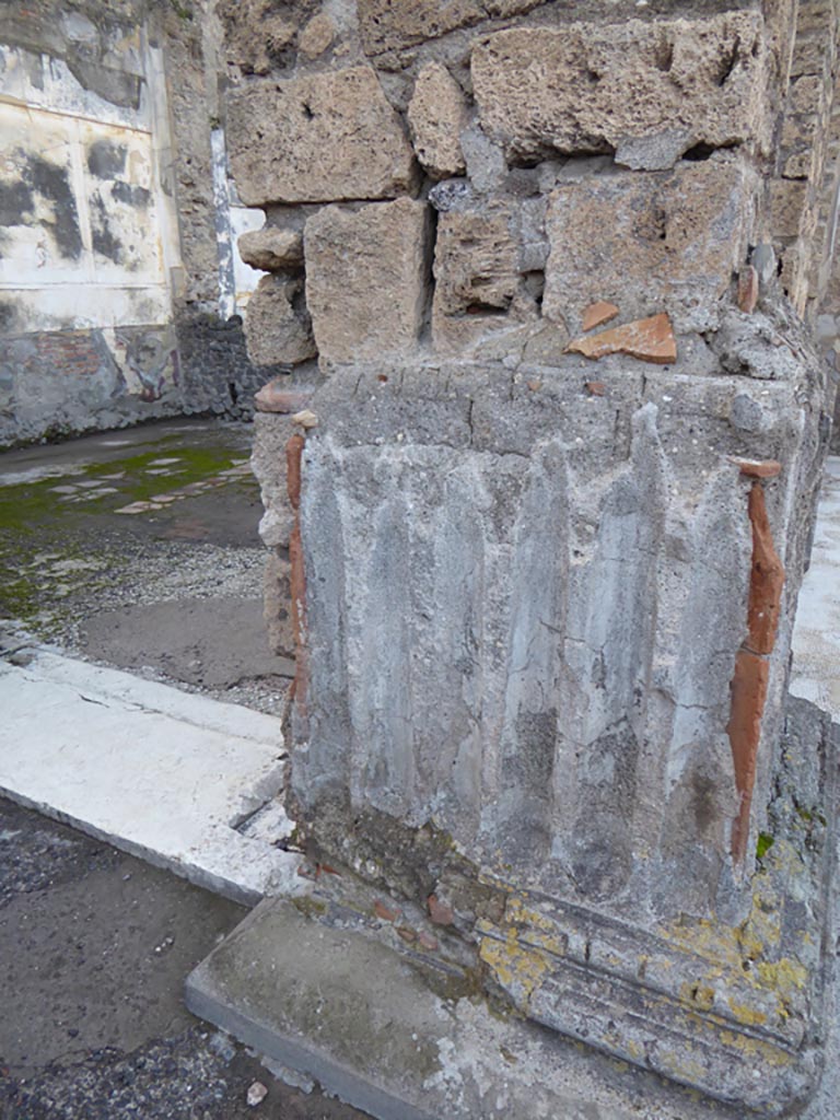 VI.12.2 Pompeii. January 2017. Pilaster on west side of tablinum 33, with room 35, on left.
Foto Annette Haug, ERC Grant 681269 DÉCOR.
