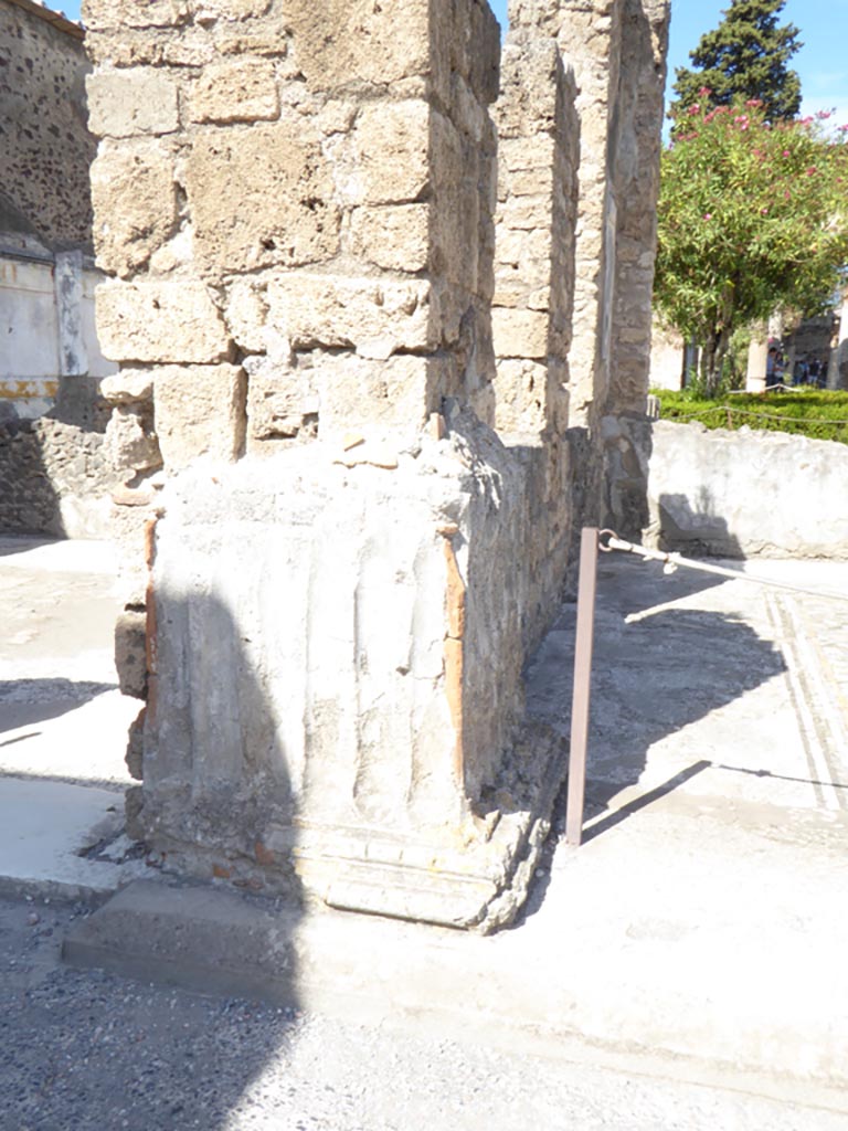 VI.12.2 Pompeii. September 2015. Tablinum 33, looking north along west side.
Foto Annette Haug, ERC Grant 681269 DÉCOR.
