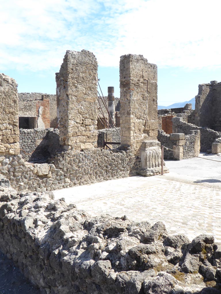 VI.12.2 Pompeii. September 2015. 
Looking south-east across tablinum 33, towards east wall, from south portico of Middle Peristyle.
Foto Annette Haug, ERC Grant 681269 DÉCOR.
