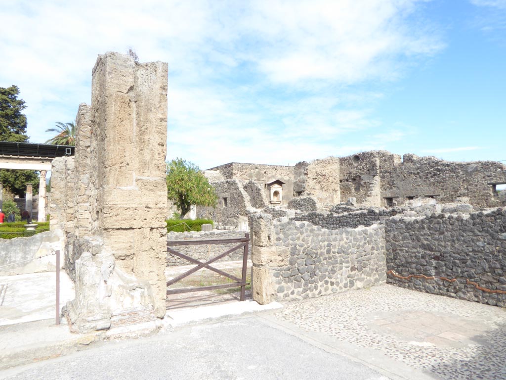 VI.12.2 Pompeii. September 2015. North-east corner of atrium, with doorway into room 34, in centre. The East Ala is on the right.
Foto Annette Haug, ERC Grant 681269 DÉCOR.
