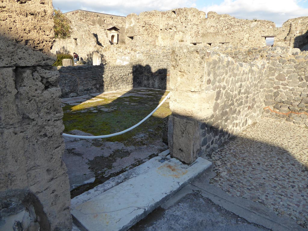 VI.12.2 Pompeii. January 2017. Room 34, doorway in north-east corner of atrium.
Foto Annette Haug, ERC Grant 681269 DÉCOR.

