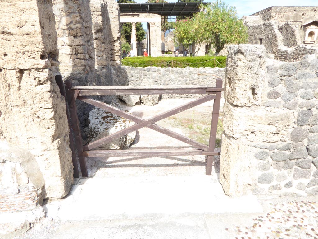 VI.12.2 Pompeii. September 2015. Doorway from north-east corner of atrium towards triclinium 34 on right side of tablinum.
Foto Annette Haug, ERC Grant 681269 DÉCOR.
