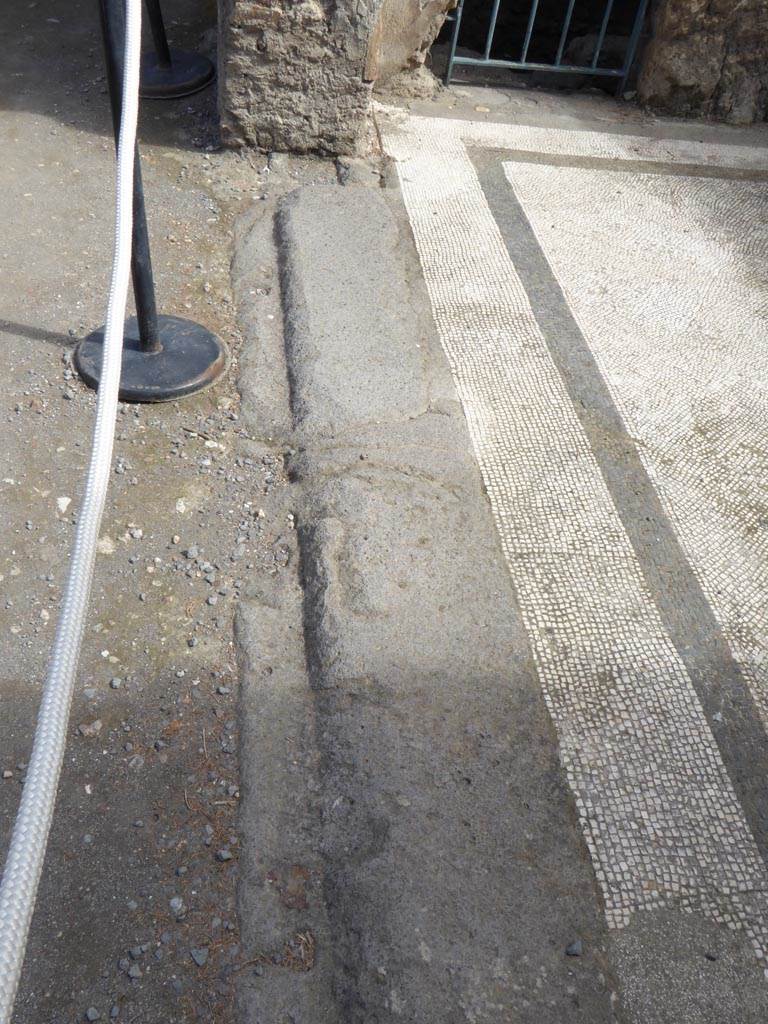 VI.12.2 Pompeii. September 2015. Looking across flooring towards east wall.
Foto Annette Haug, ERC Grant 681269 DÉCOR.
