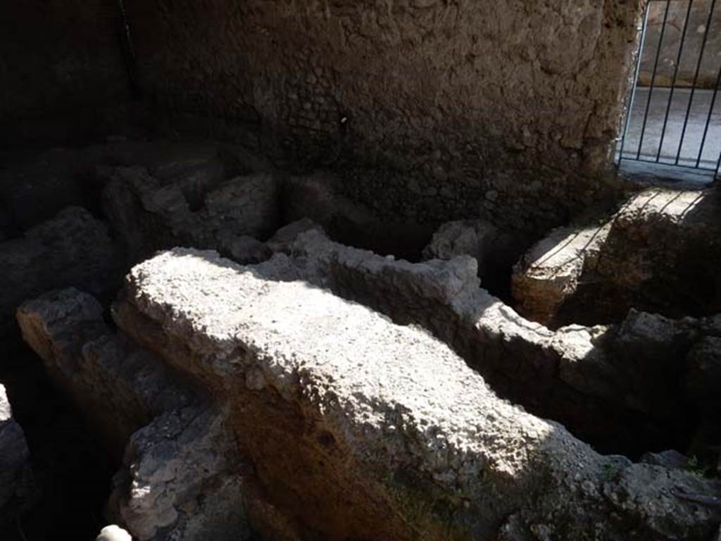 VI.12.2 Pompeii. May 2015. Suspensurae of a pre-existing caldarium below oecus in south-east corner of second or rear peristyle. Photo courtesy of Buzz Ferebee. 
