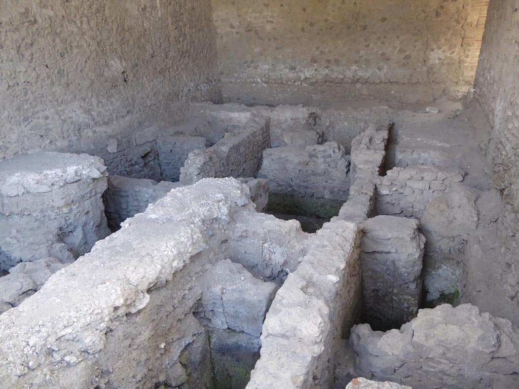 VI.12.2 Pompeii. September 2015. 
Suspensurae of a pre-existing caldarium below oecus in south-east corner of second or rear peristyle. 
Foto Annette Haug, ERC Grant 681269 DÉCOR.
